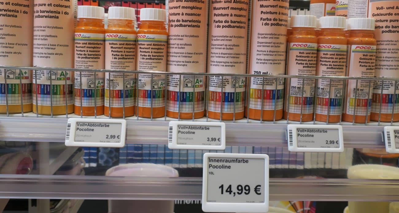 Client posant une étiquette électronique de gondole Serie A sur une tablette de rayon